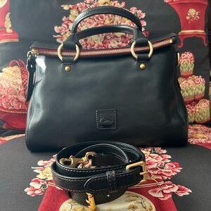 🖤 Dooney & Bourke Florentine
Leanna